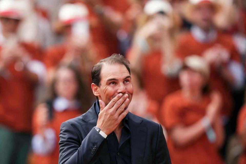 爱游戏注册-纳达尔重返赛场，持续失利首场状态出色，篮网观众沸腾！-爱游戏注册