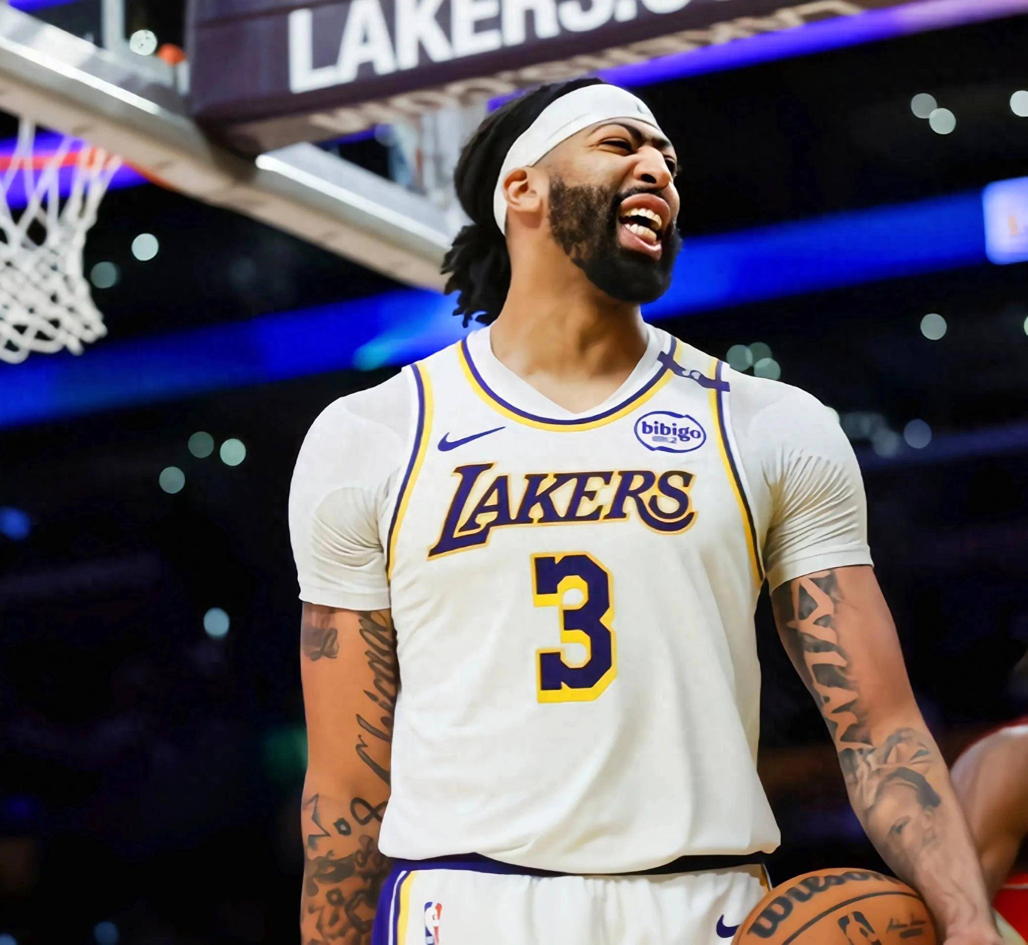 爱游戏官网-浓眉哥在老鹰比赛中比赛局势复杂，战术调整引发热议！-爱游戏官网